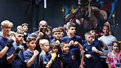 Evander Holyfield amerikai ökölvívó (középen) gyerekekkel a BVSC-Zugló ökölvívó-szakosztályának edzésén az óbudai BSK Crossfight edzőteremben 2024. május 21-én.