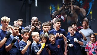 Evander Holyfield amerikai ökölvívó (középen) gyerekekkel a BVSC-Zugló ökölvívó-szakosztályának edzésén az óbudai BSK Crossfight edzőteremben 2024. május 21-én.