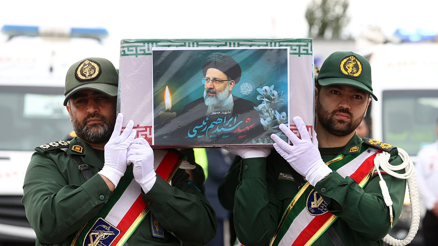 عناصر من الحرس الثوري يحملون نعش الرئيس إبراهيم رئيسي المغطى بالعلم خلال مراسم تشييعه في مدينة تبريز، إيران.