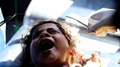طفلة فلسطينية تبكي من الوجع بعد إصابتها بقصف إسرائيلي 