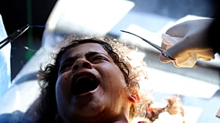 طفلة فلسطينية تبكي من الوجع بعد إصابتها بقصف إسرائيلي 