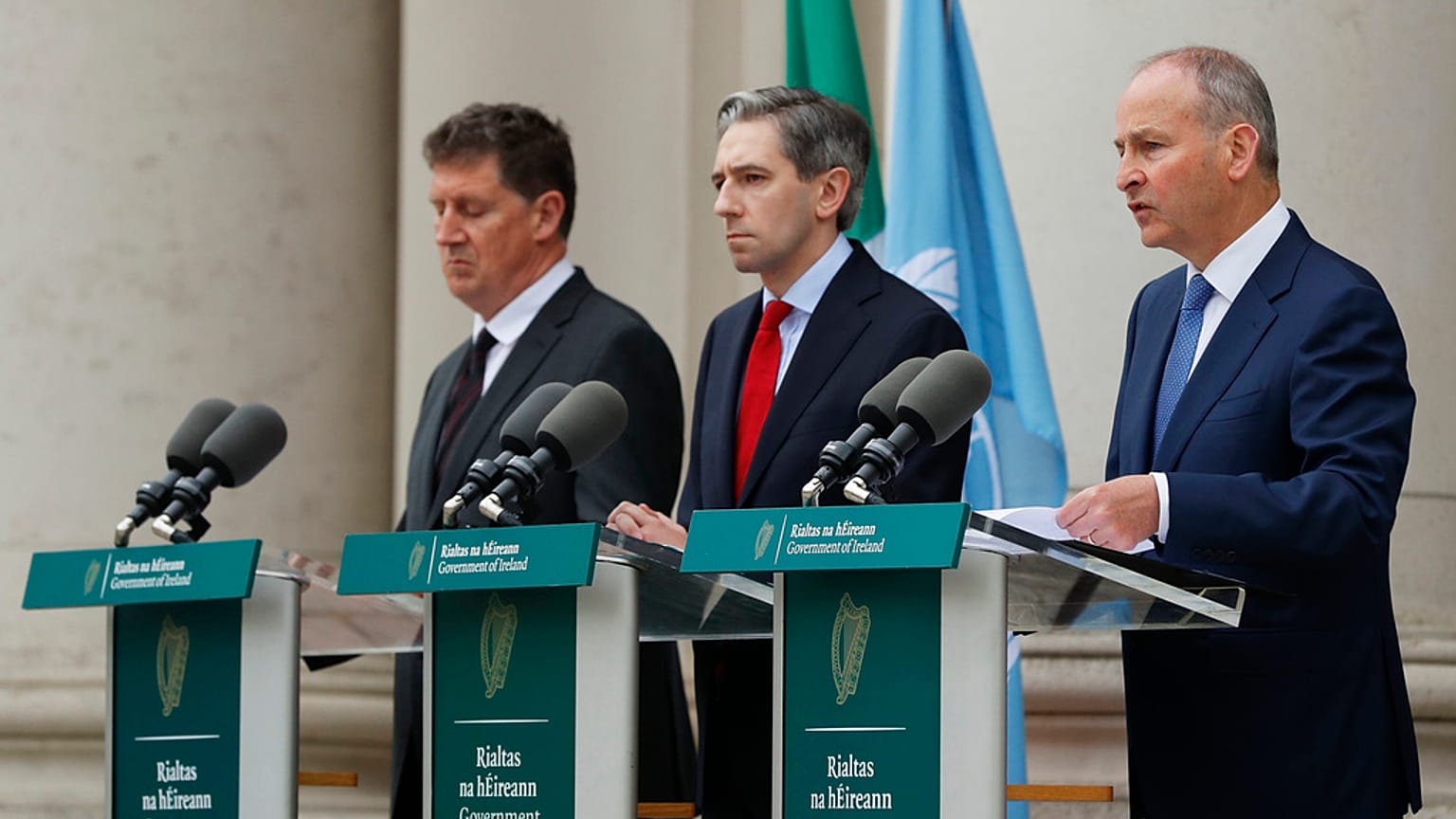 Os três líderes do governo de esquerda irlandês, o Ministro Eamon Ryan, o Taoiseach Simon Harris e o Tanaiste Micheal Martin, em 22 de maio de 2024.