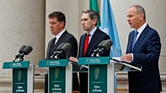 Los tres líderes del Gobierno de izquierdas irlandés, el ministro Eamon Ryan, el Taoiseach Simon Harris y el Tanaiste Micheal Martin, el 22 de mayo de 2024.