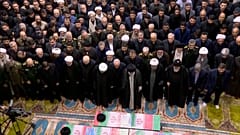 Les gens ensuite porté les cercueils des vistimes sur leurs épaules, aux cris de "Mort à l'Amérique !". 