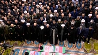 Les gens ensuite porté les cercueils des vistimes sur leurs épaules, aux cris de "Mort à l'Amérique !". 