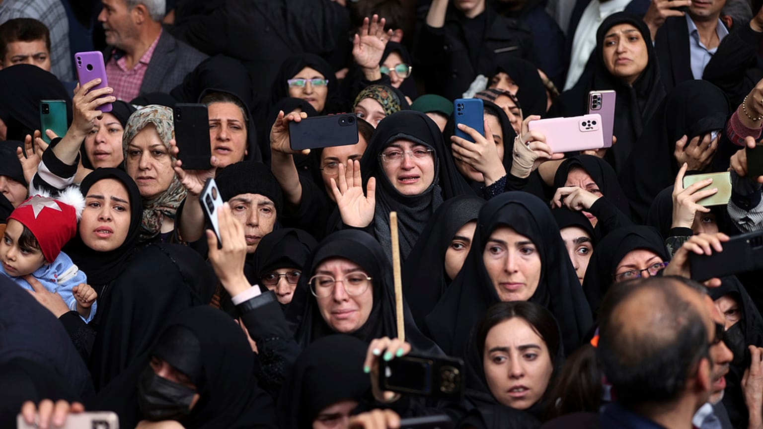 Menschen bei einer Beerdigungszeremonie für Präsident Ebrahim Raisi und seine Begleiter, die am Sonntag bei einem Hubschrauberabsturz ums Leben kamen.