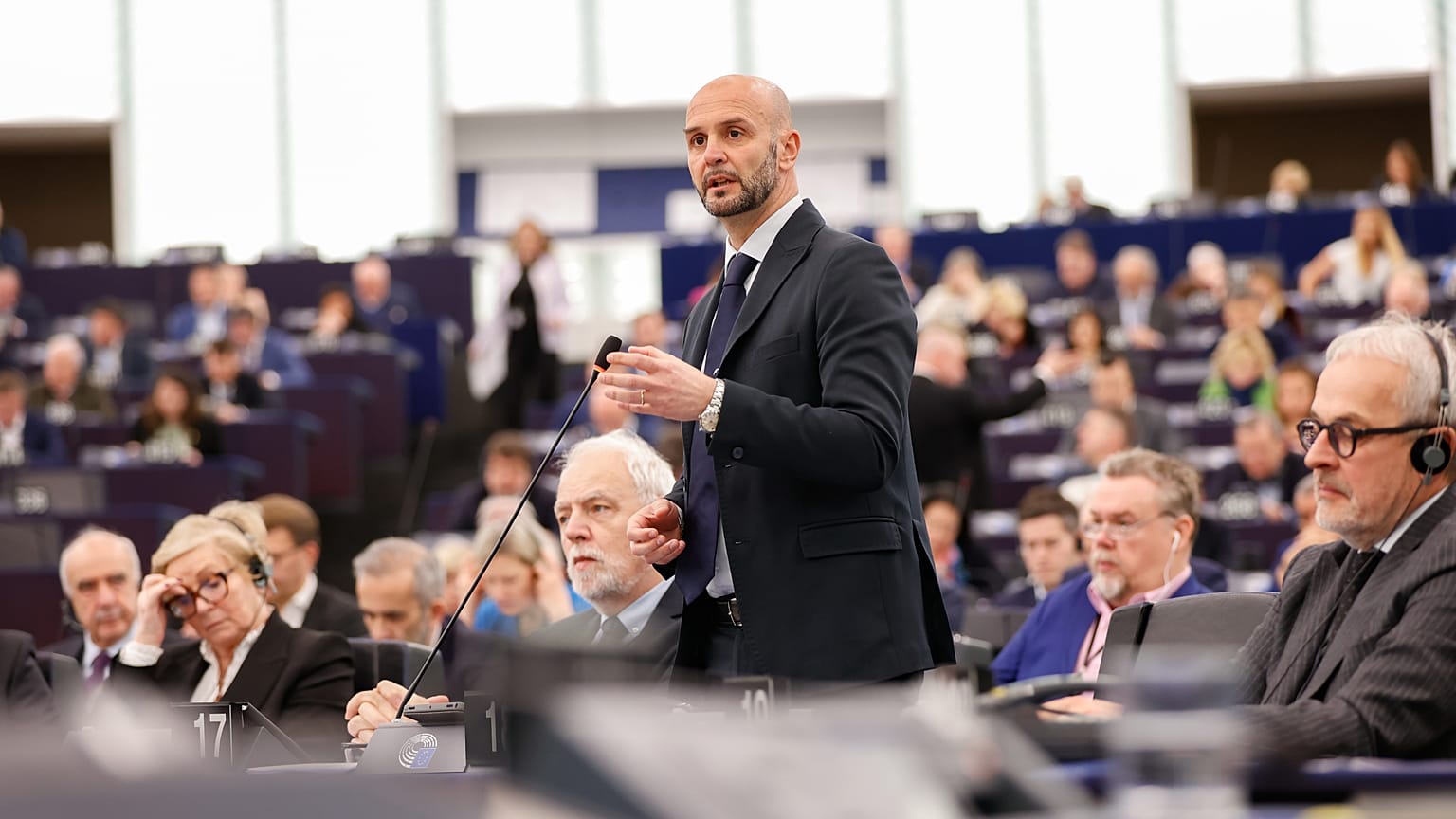 L'eurodéputé Nicola Procaccini lors d'une session plénière du Parlement européen à Strasbourg