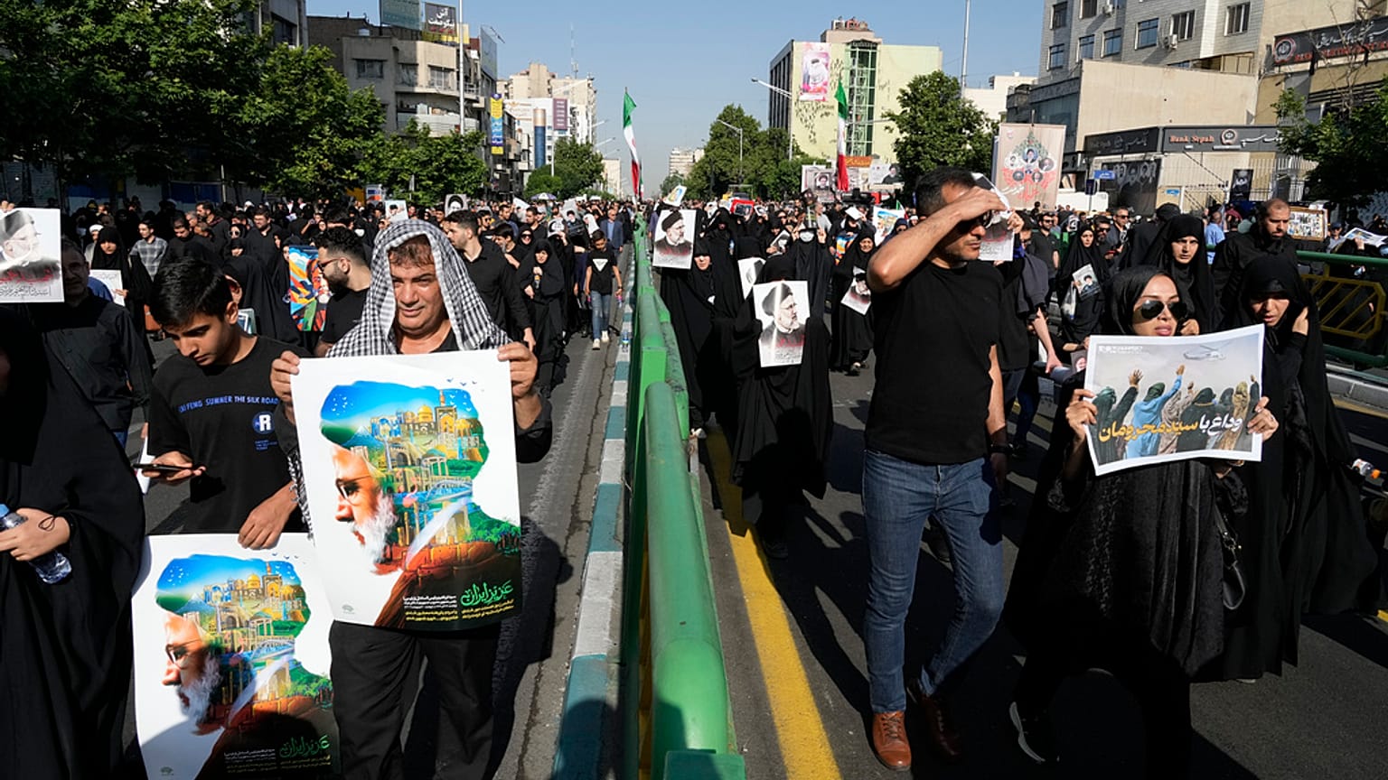 Iraner nehmen in Teheran an einer Trauerfeier für den verstorbenen Präsidenten Ebrahim Raisi und seine Begleiter teil.