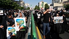 Iraner nehmen in Teheran an einer Trauerfeier für den verstorbenen Präsidenten Ebrahim Raisi und seine Begleiter teil.