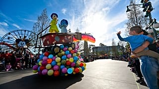 Joy y Sadness de Inside Out durante el desfile "Better Together: A Pixar Pals Celebration" en Disney California Adventure en Anaheim, California, el miércoles 24 de abril de 20.