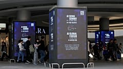 Un grupo de personas pasa junto a las pantallas que anuncian la próxima Cumbre sobre Inteligencia Artificial en Seúl (Corea del Sur).