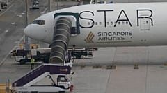 Singapur Havayolları'na ait Boeing 777-300ER uçağı, şiddetli türbülansla karşılaşan SQ321 Londra-Singapur uçuşunun ardından Bangkok'ta park halinde