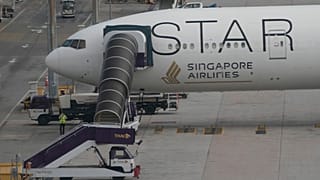Singapur Havayolları'na ait Boeing 777-300ER uçağı, şiddetli türbülansla karşılaşan SQ321 Londra-Singapur uçuşunun ardından Bangkok'ta park halinde