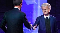 Arquivo: Geert Wilders (dir.) e Mark Rutte (esq.) em debate eleitoral nos Países Baixos