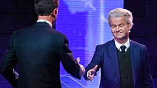 Arquivo: Geert Wilders (dir.) e Mark Rutte (esq.) em debate eleitoral nos Países Baixos
