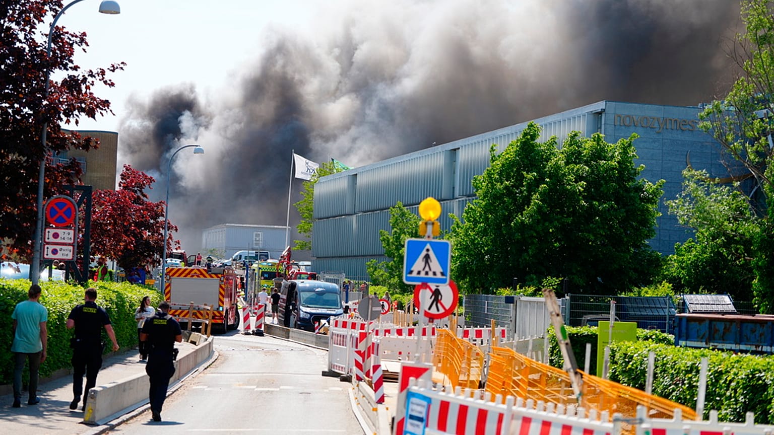 Polizei und Feuerwehr sichern den Bereich um einen Brand am Hauptsitz von Novo Nordisk in Bagsvaerd in der Nähe von Kopenhagen, Dänemark, Mittwoch, 22. Mai 2024.