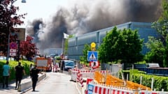Polizei und Feuerwehr sichern den Bereich um einen Brand am Hauptsitz von Novo Nordisk in Bagsvaerd in der Nähe von Kopenhagen, Dänemark, Mittwoch, 22. Mai 2024.