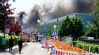 Polizei und Feuerwehr sichern den Bereich um einen Brand am Hauptsitz von Novo Nordisk in Bagsvaerd in der Nähe von Kopenhagen, Dänemark, Mittwoch, 22. Mai 2024.
