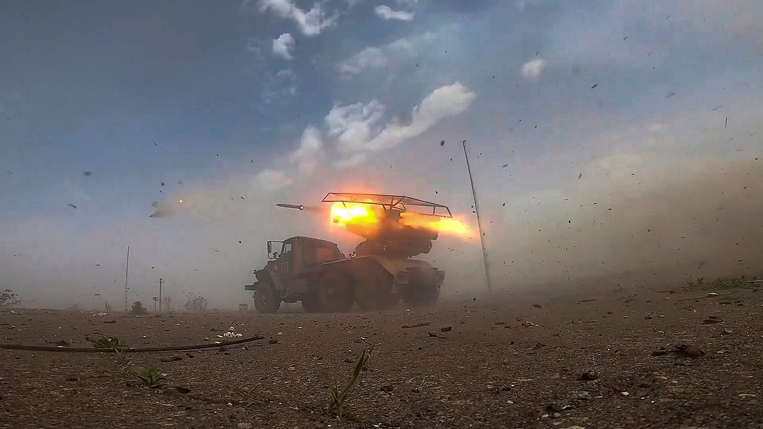قاذفة صواريخ متعددة من طراز BM-21 "غراد" (عاصفة البرد) تابعة للجيش الروسي عيار 122 ملم تطلق صواريخ في مكان غير معلوم. 