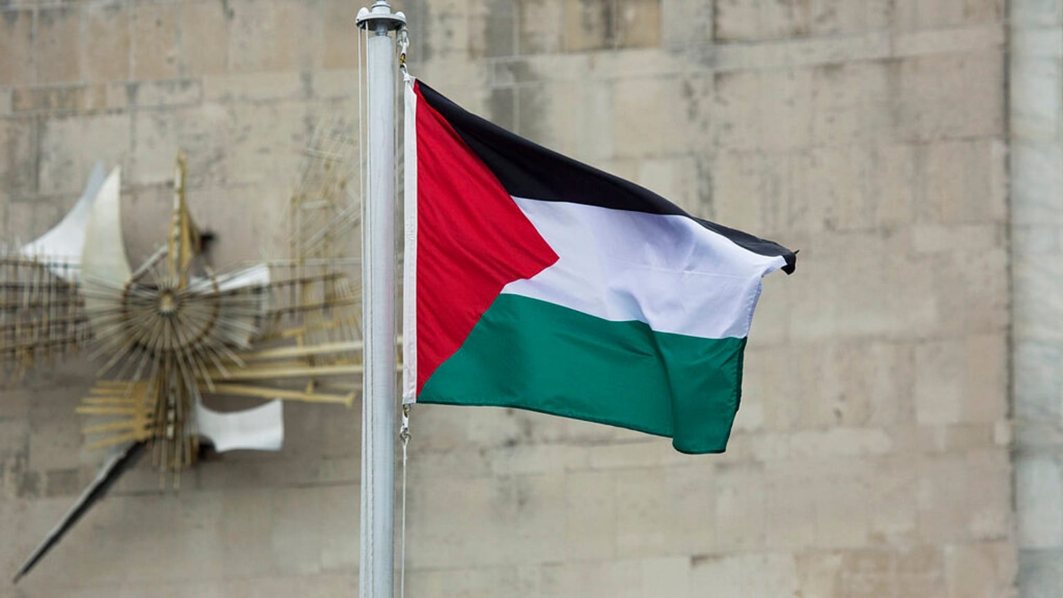 Die palästinensische Flagge weht im Wind, nachdem sie während einer Zeremonie im Rosengarten des Hauptquartiers der UN am Mittwoch, 30. September 2015, gehisst wurde.