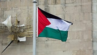 Die palästinensische Flagge weht im Wind, nachdem sie während einer Zeremonie im Rosengarten des Hauptquartiers der UN am Mittwoch, 30. September 2015, gehisst wurde.