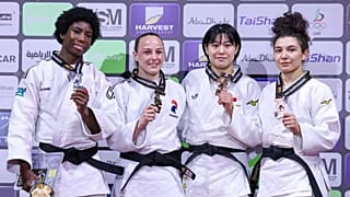 Француженка Марго Пино (вторая слева) стала чемпионкой мира в весовой категории до 70 кг.