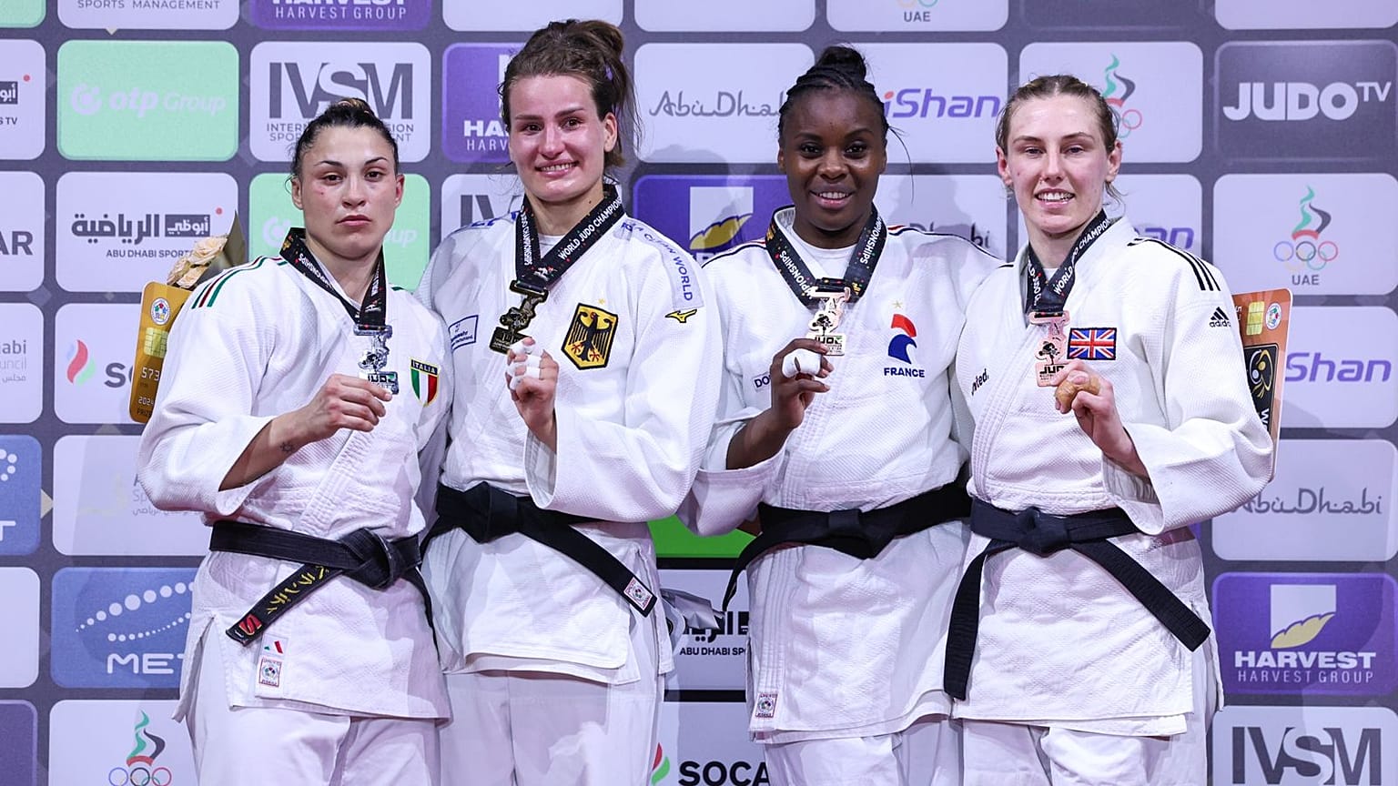 Anna-Maria-Wagner (2. v. l.) gewinnt WM-Gold