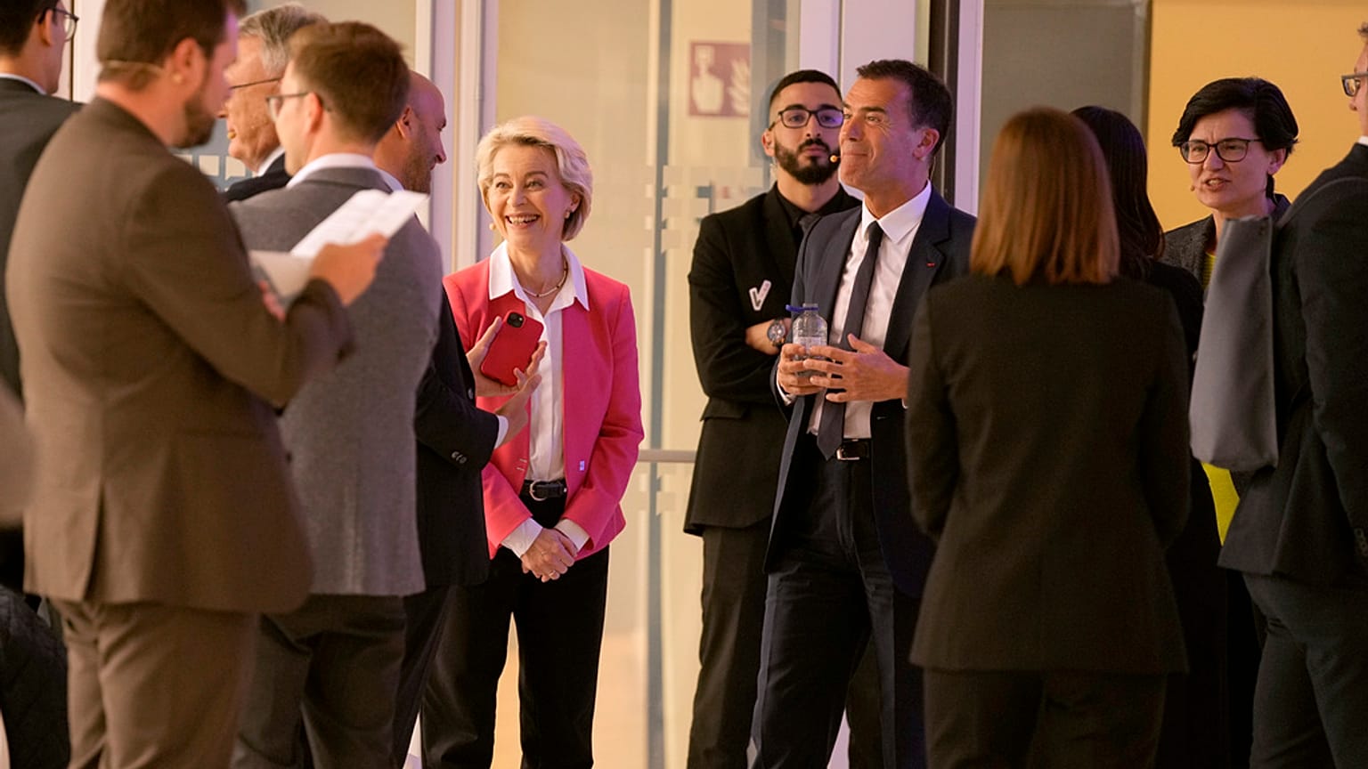A kép illusztráció (középen Ursula von der Leyen, az Európai Bizottság elnöke)