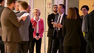A kép illusztráció (középen Ursula von der Leyen, az Európai Bizottság elnöke)
