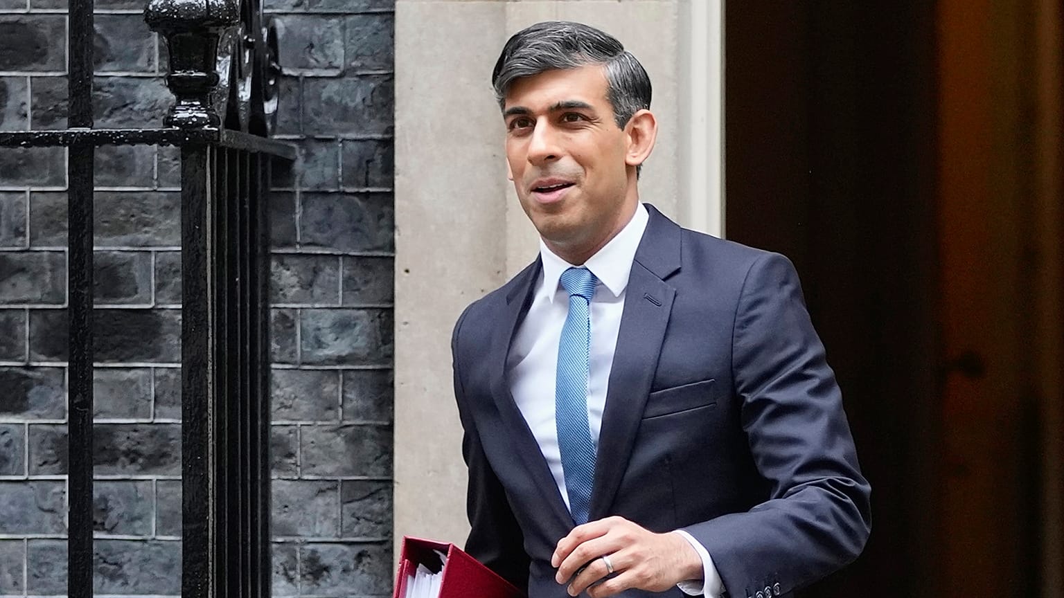 İngiltere Başbakanı Rishi Sunak, Londra'da haftalık Başbakanlık Soruları için Avam Kamarası'na gitmek üzere 10 Downing Street'ten ayrılırken, 22 Mayıs 2024