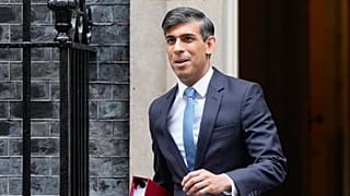 İngiltere Başbakanı Rishi Sunak, Londra'da haftalık Başbakanlık Soruları için Avam Kamarası'na gitmek üzere 10 Downing Street'ten ayrılırken, 22 Mayıs 2024