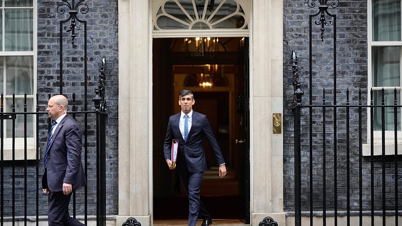 Rishi Sunak esce da Downing street 10