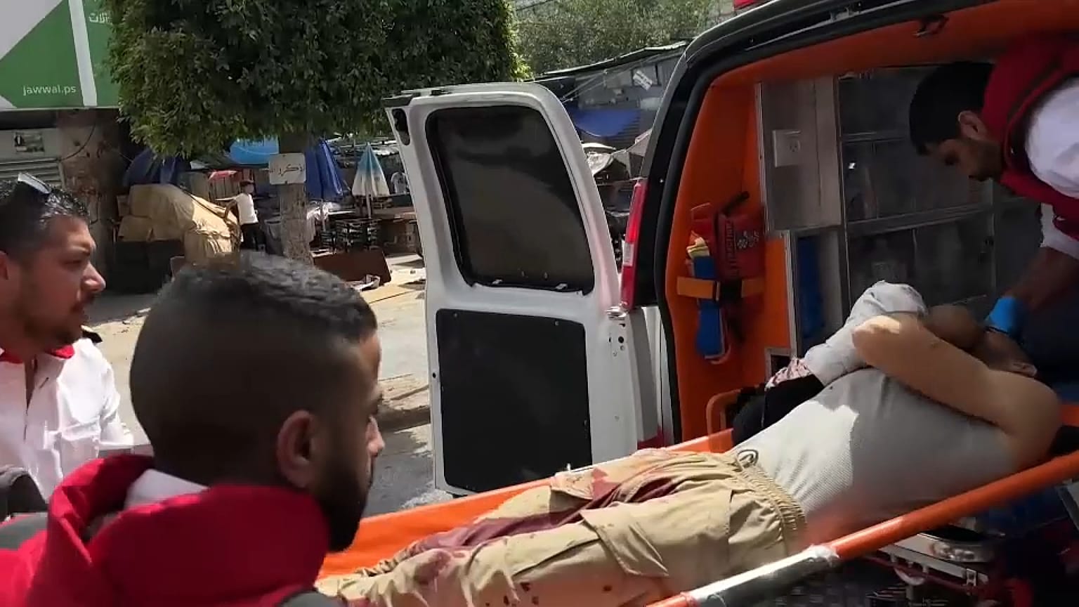المسعفون ينقلون رجلاً اصيب بنيران القوات الإسرلئيلية، جنين، الضة الغربية.