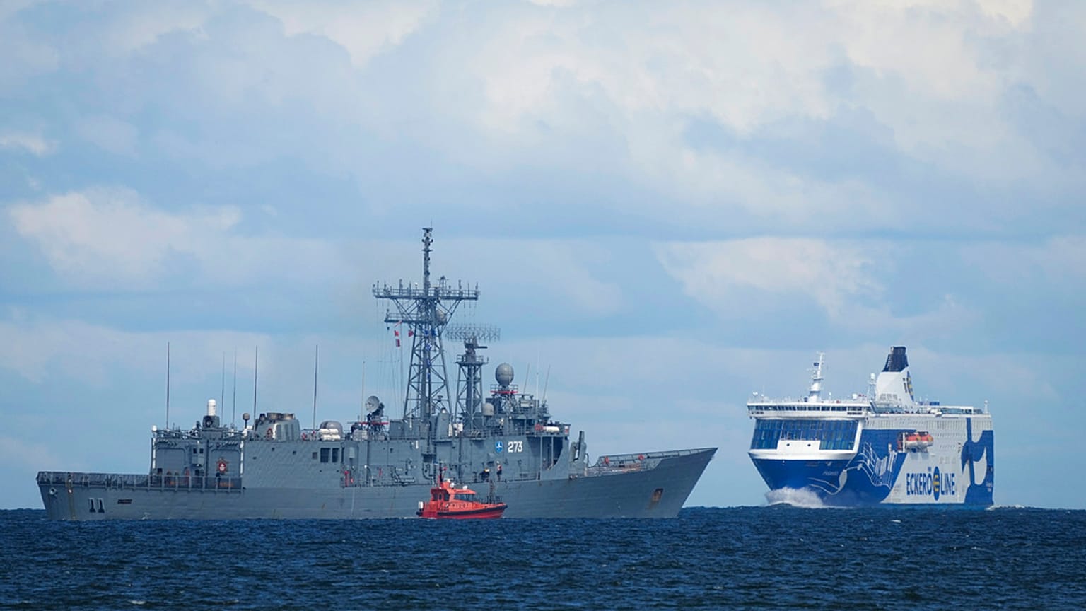 Navio da NATO e ferry-boat de passageiros no Mar Báltico, perto de Tallin, na Estónia. Mar Báltico é palco de frequentes exercícios da Aliança Atlântica.