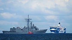 Navio da NATO e ferry-boat de passageiros no Mar Báltico, perto de Tallin, na Estónia. Mar Báltico é palco de frequentes exercícios da Aliança Atlântica.