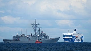 Navio da NATO e ferry-boat de passageiros no Mar Báltico, perto de Tallin, na Estónia. Mar Báltico é palco de frequentes exercícios da Aliança Atlântica.