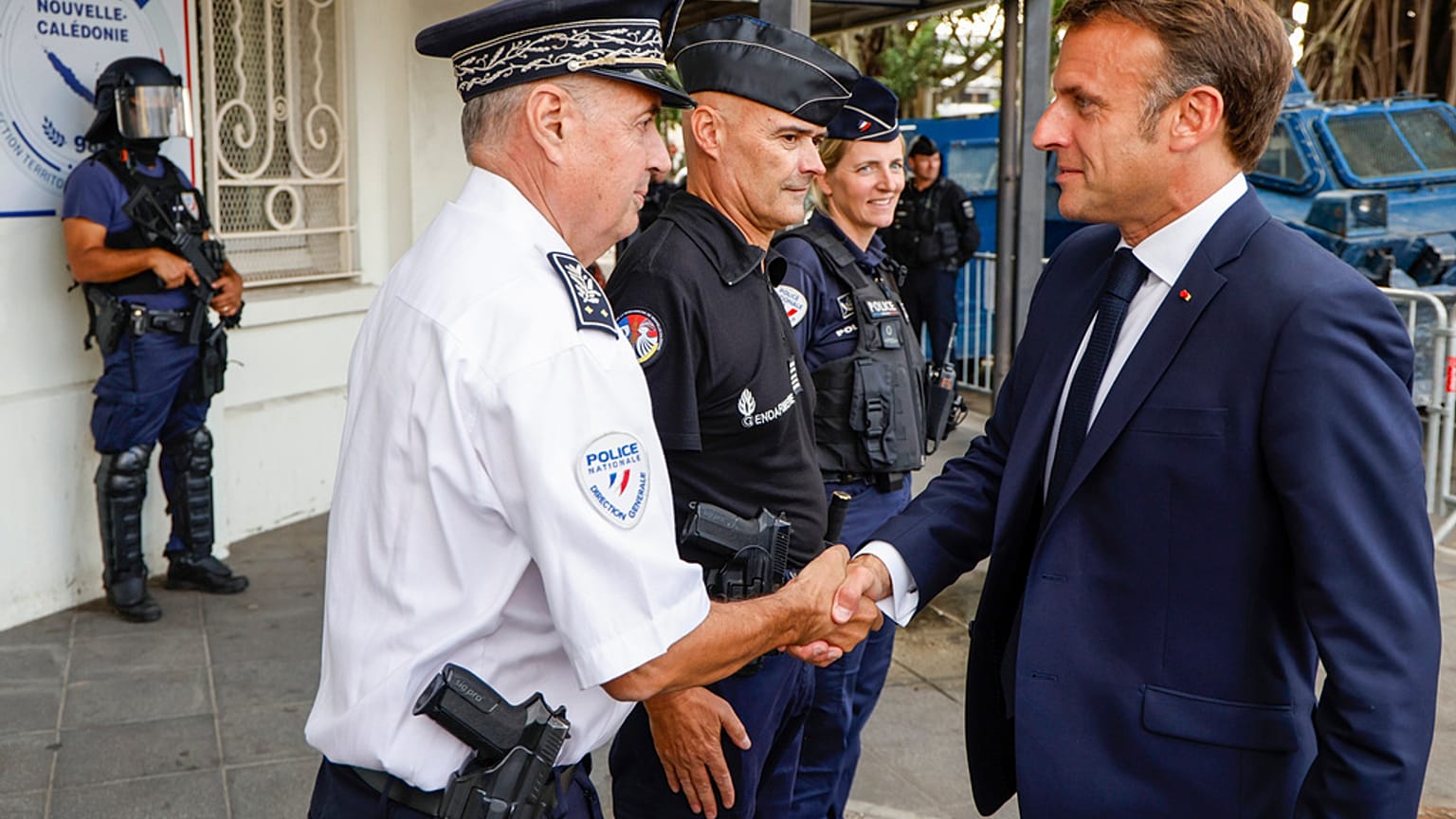 Személyes jelenlétével próbálja a feszültséget enyhíteni Macron