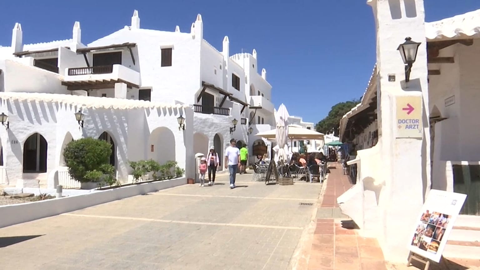 Einwohner des spanischen Dorfes Binibeca Vell haben Touristen den Zuganz zur Stadt eingeschränkt. 
