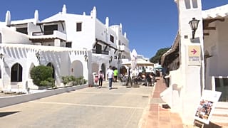 Einwohner des spanischen Dorfes Binibeca Vell haben Touristen den Zuganz zur Stadt eingeschränkt.