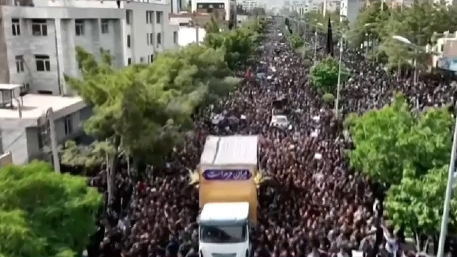 موكب نقل جثمان الرئيس الإيراني الراحل في بيرجند