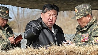 El retrato de Kim Jong-un se une a los de su padre y su abuelo por primera vez