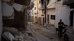 Des Palestiniens marchent dans la rue après un raid des forces israéliennes dans le camp de réfugiés de Jénine, en Cisjordanie, le jeudi 23 mai 2024.