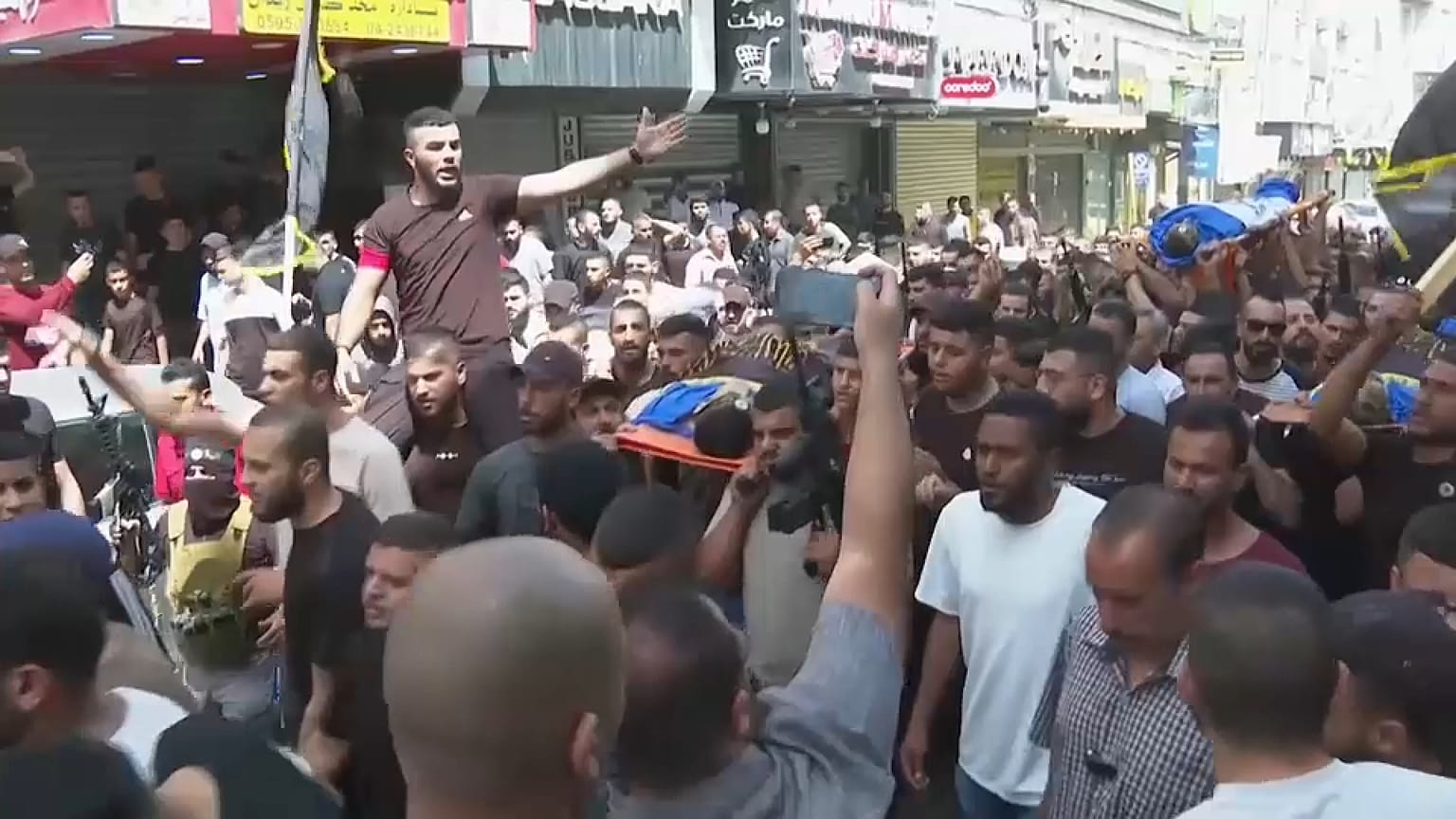 تشييع جثامين 11 فلسطينياً من بين 12 آخرين قتلوا في غارة إسرائيلية في جنين، الضفة الغربية المحتلة.