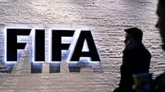 En esta foto del 2 de diciembre de 2015, un hombre frente al logotipo de la sede de la FIFA "Home of FIFA" en Zúrich, Suiza. (Walter Bieri/Keystone vía AP)