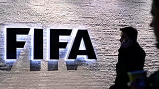 En esta foto del 2 de diciembre de 2015, un hombre frente al logotipo de la sede de la FIFA "Home of FIFA" en Zúrich, Suiza. (Walter Bieri/Keystone vía AP)