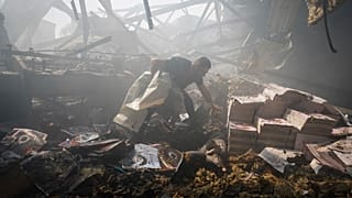 Un rescatista recupera un cuerpo sin vida debajo de los escombros después de que un misil ruso impactara una gran imprenta en Járkov, Ucrania, el jueves 23 de mayo de 2024.