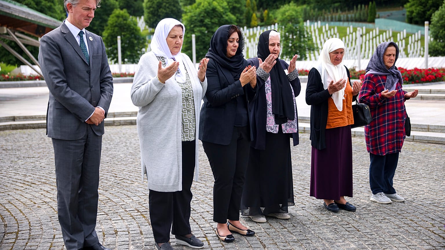 Funzionari britannici e membri dell'associazione Madre di Srebrenica pregano per le vittime del genocidio di Srebrenica al Memorial center di Potocari, Bosnia, 22 maggio 2024 
