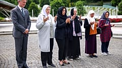 Funzionari britannici e membri dell'associazione Madre di Srebrenica pregano per le vittime del genocidio di Srebrenica al Memorial center di Potocari, Bosnia, 22 maggio 2024 