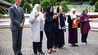 Funzionari britannici e membri dell'associazione Madre di Srebrenica pregano per le vittime del genocidio di Srebrenica al Memorial center di Potocari, Bosnia, 22 maggio 2024