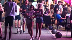 Des touristes se promènent dans la station balnéaire de Magaluf, sur l'île espagnole de Majorque, aux Baléares, en Espagne, le jeudi 16 juillet 2020 au matin.